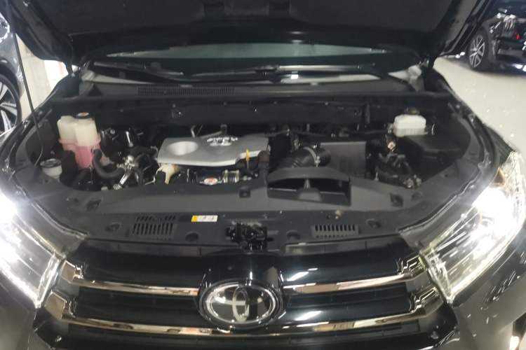 Used Toyota Highlander 2018 2.0T Four-Wheel Drive Knight Edition 7 Seats China VI Standard Engine Bay