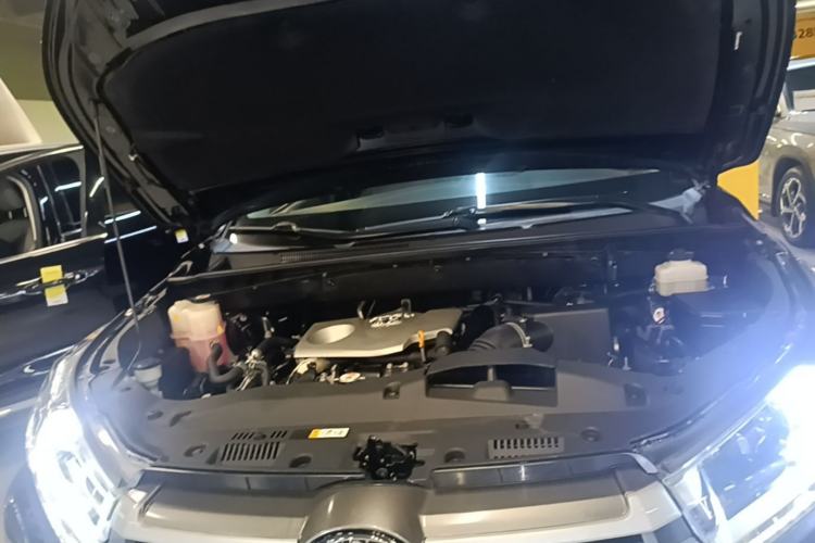 Used Toyota Highlander 2018 2.0T Four-Wheel Drive Luxury Version 7 Seats China VI Standard Engine Bay