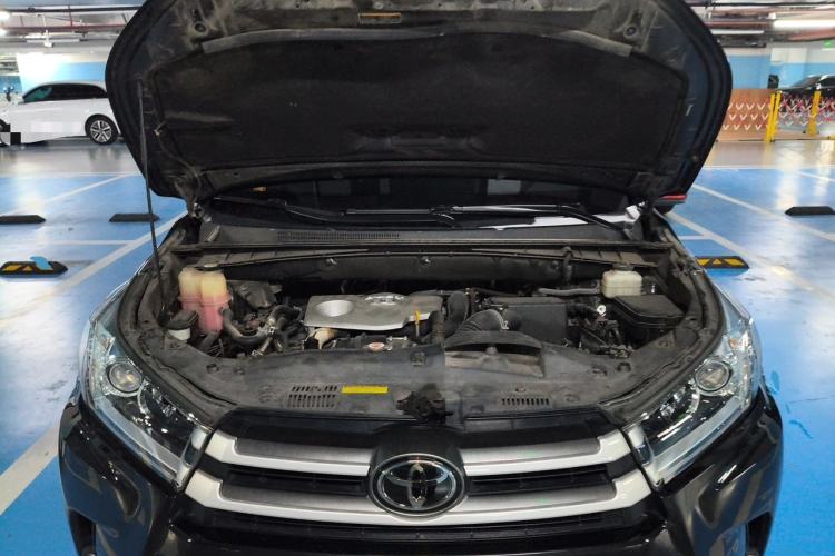 Used Toyota Highlander 2018 2.0T Four-Wheel Drive Luxury Edition 7 Seats China V Emission Standard Engine Bay