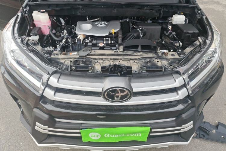 Used Toyota Highlander 2018 2.0T Four-Wheel Drive Luxury Version 7 Seats China VI Standard Engine Bay