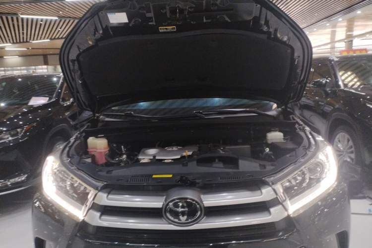 Used Toyota Highlander 2018 2.0T Four-Wheel Drive Luxury Edition 7 Seats China V Emission Standard Engine Bay