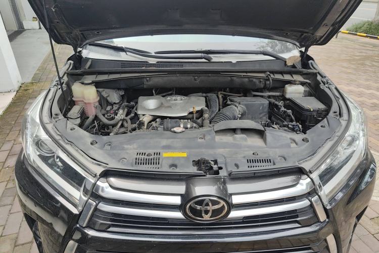 Used Toyota Highlander 2018 2.0T Four-Wheel Drive Prestige Version 7 Seats China V Emission Standard Engine Bay