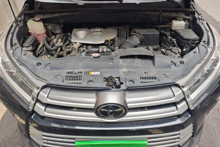 Used Toyota Highlander 2018 2.0T Four-Wheel Drive Luxury Edition 7 Seats China V Emission Standard Engine Bay