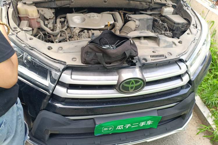Used Toyota Highlander 2018 2.0T Four-Wheel Drive Luxury Edition 7 Seats China V Emission Standard Engine Bay