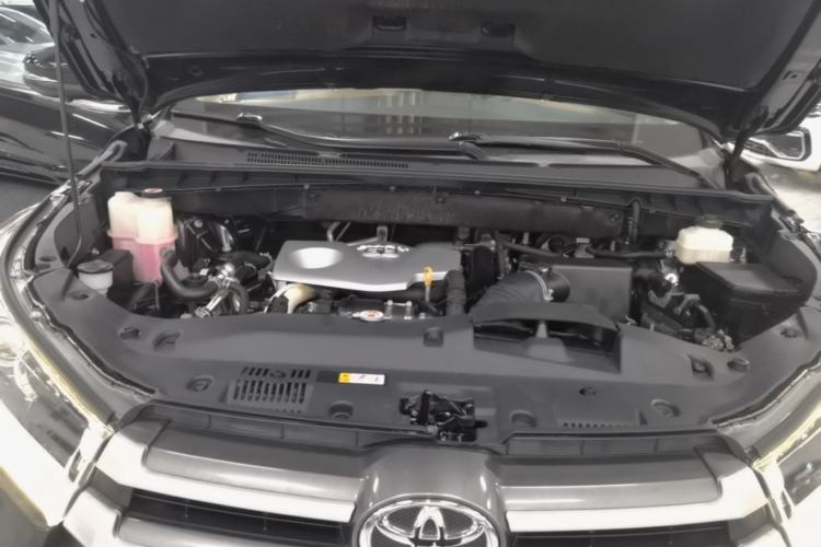 Used Toyota Highlander 2018 2.0T Four-Wheel Drive Elite Edition 7 Seats China VI Standard Engine Bay