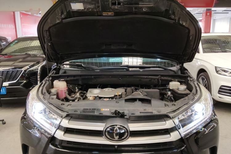 Used Toyota Highlander 2018 2.0T Four-Wheel Drive Luxury Version 7 Seats China VI Standard Engine Bay