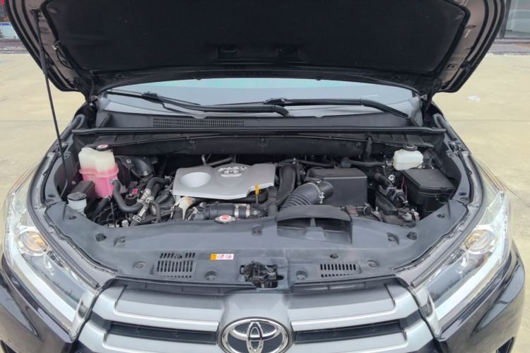 Used Toyota Highlander 2018 2.0T Two-Wheel Drive Elite Version 5 Seats China VI Standard Engine Bay