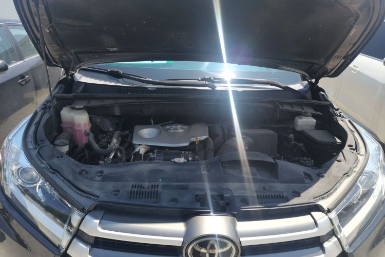 Used Toyota Highlander 2018 2.0T Four-Wheel Drive Luxury Edition 7 Seats China V Emission Standard Engine Bay