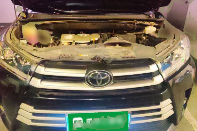 Used Toyota Highlander 2018 2.0T Four-Wheel Drive Luxury Version 7 Seats China VI Standard Engine Bay