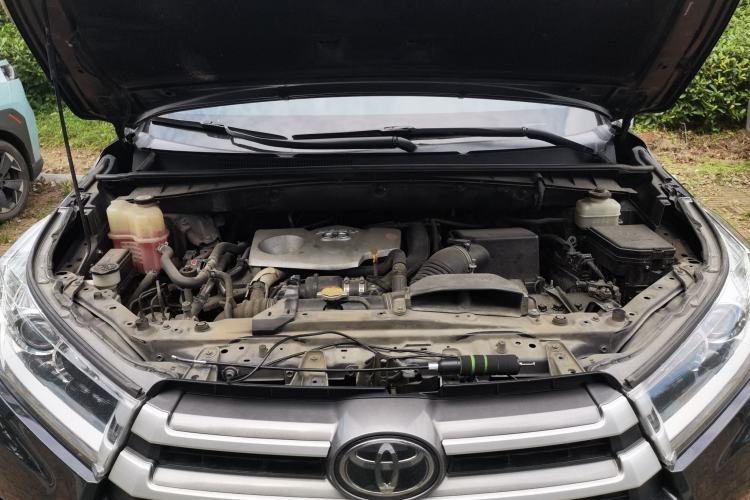 Used Toyota Highlander 2018 2.0T Four-Wheel Drive Luxury Edition 7 Seats China V Emission Standard Engine Bay