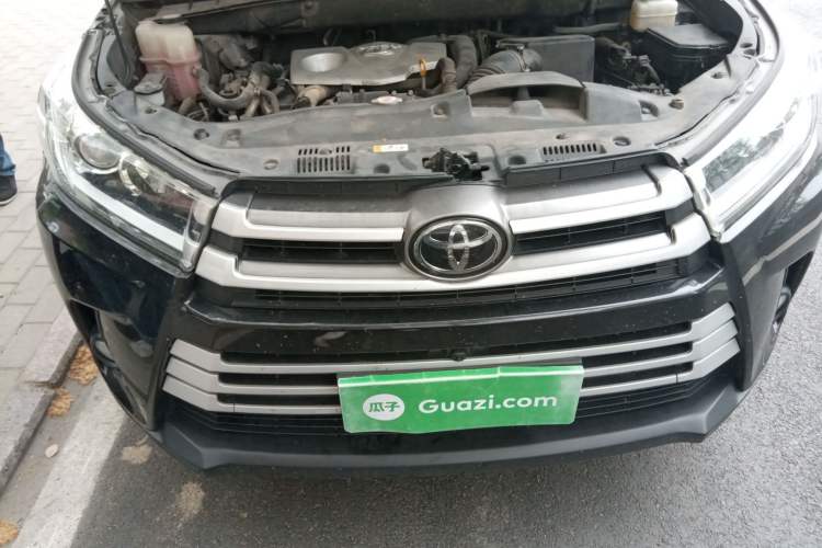 Used Toyota Highlander 2018 2.0T Four-Wheel Drive Luxury Version 7 Seats China VI Standard Engine Bay