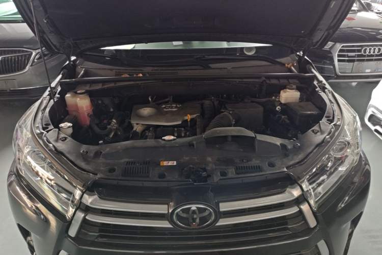 Used Toyota Highlander 2018 2.0T Four-Wheel Drive Prestige Version 7 Seats China VI Standard Engine Bay