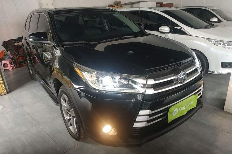 Used Toyota Highlander 2018 2.0T Four-Wheel Drive Luxury Edition 7 Seats China V Emission Standard Front Right 45 Deg