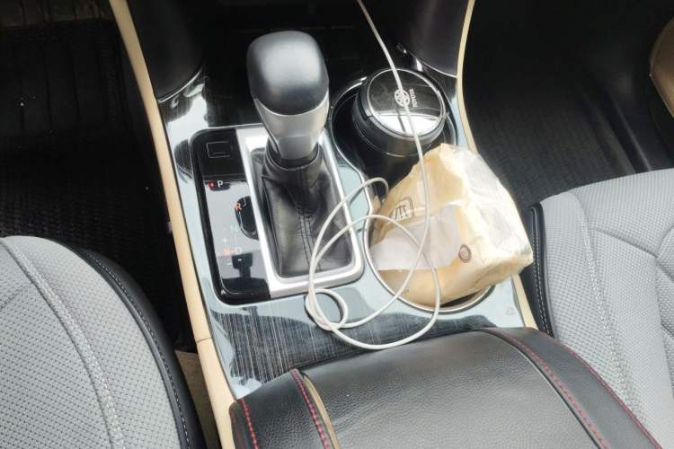 Used Toyota Highlander 2018 2.0T Two-Wheel Drive Elite Version 5 Seats China VI Standard Gear Lever