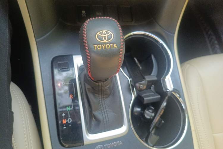 Used Toyota Highlander 2018 2.0T Two-Wheel Drive Elite Version 5 Seats China VI Standard Gear Lever