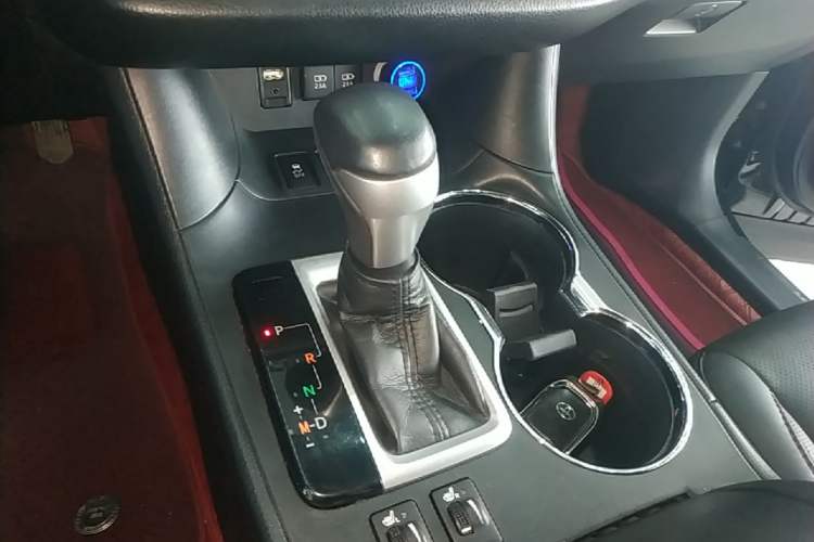 Used Toyota Highlander 2018 2.0T Two-Wheel Drive Luxury Edition 7 Seats China VI Standard Gear Lever
