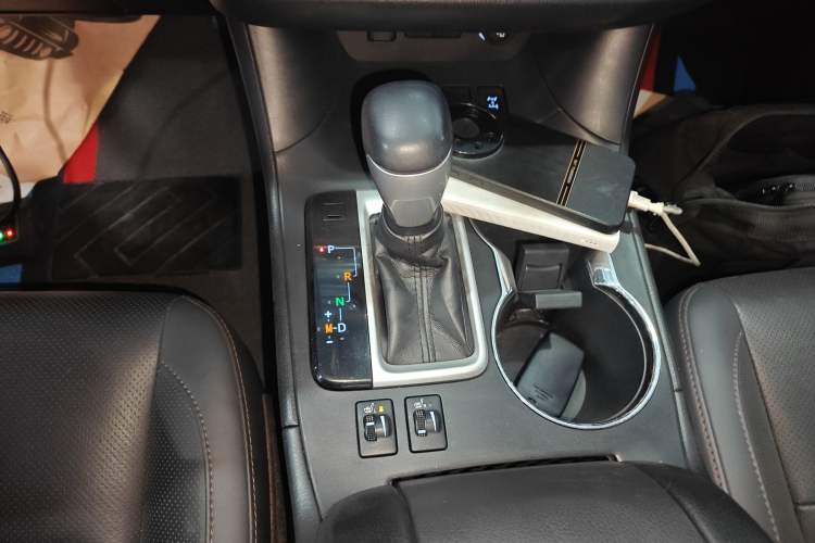 Used Toyota Highlander 2018 2.0T Four-Wheel Drive Luxury Version 7 Seats China VI Standard Gear Lever
