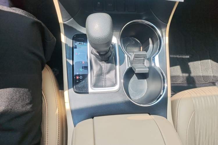 Used Toyota Highlander 2018 2.0T Two-Wheel Drive Elite Version 5 Seats China VI Standard Gear Lever