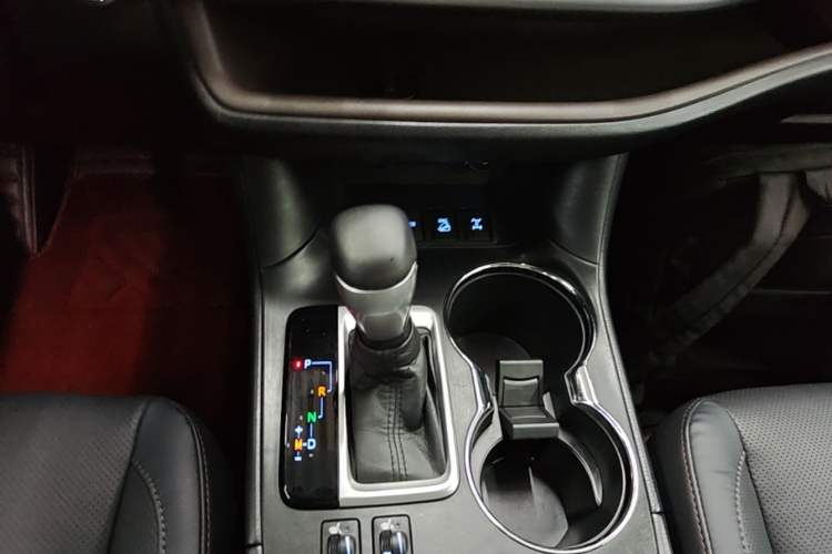 Used Toyota Highlander 2018 2.0T Four-Wheel Drive Luxury Version 7 Seats China VI Standard Gear Lever