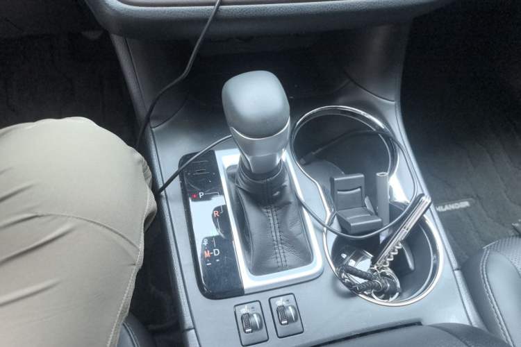 Used Toyota Highlander 2018 2.0T Two-Wheel Drive Luxury Edition 7 Seats China VI Standard Gear Lever