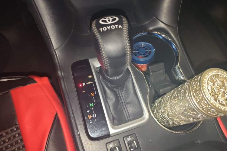 Used Toyota Highlander 2018 2.0T Two-Wheel Drive Luxury Edition 7 Seats China VI Standard Gear Lever
