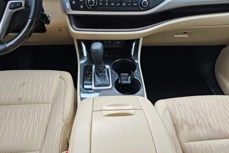 Used Toyota Highlander 2018 2.0T Two-Wheel Drive Elite Version 5 Seats China VI Standard Gear Lever