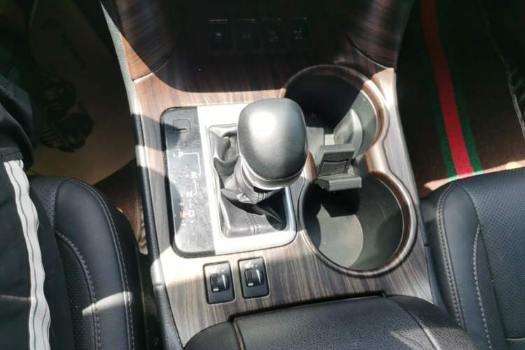 Used Toyota Highlander 2018 2.0T Four-Wheel Drive Luxury Edition 7 Seats China V Emission Standard Gear Lever