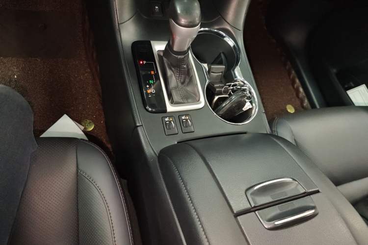Used Toyota Highlander 2018 2.0T Four-Wheel Drive Luxury Edition 7 Seats China V Emission Standard Gear Lever