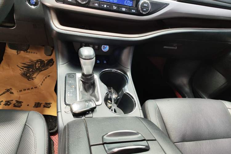 Used Toyota Highlander 2018 2.0T Four-Wheel Drive Luxury Edition 7 Seats China V Emission Standard Gear Lever