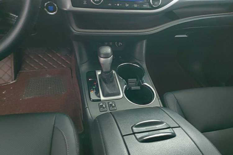 Used Toyota Highlander 2018 2.0T Four-Wheel Drive Prestige Version 7 Seats China VI Standard Gear Lever