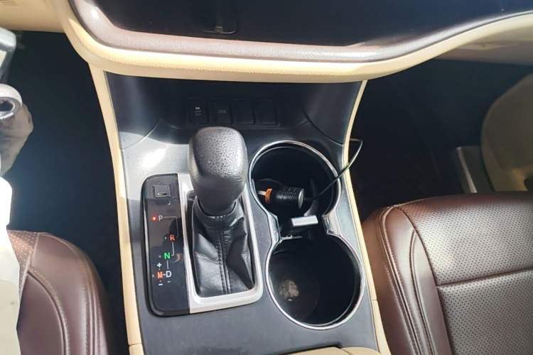 Used Toyota Highlander 2018 2.0T Two-Wheel Drive Elite Version 5 Seats China VI Standard Gear Lever