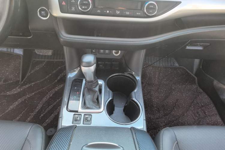 Used Toyota Highlander 2018 2.0T Two-Wheel Drive Prestige Edition 7 Seats China VI Standard Gear Lever