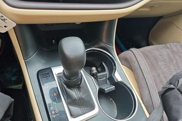 Used Toyota Highlander 2018 2.0T Two-Wheel Drive Elite Edition 5 Seats Emission Standard China V Gear Lever