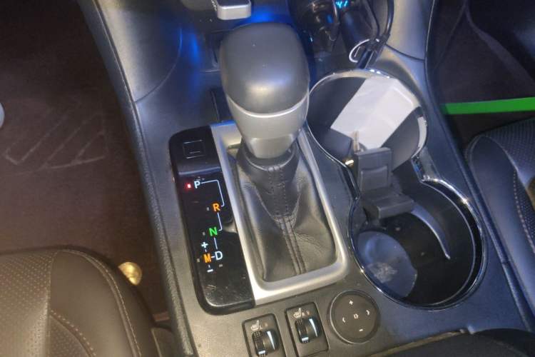 Used Toyota Highlander 2018 2.0T Four-Wheel Drive Prestige Version 7 Seats China VI Standard Gear Lever