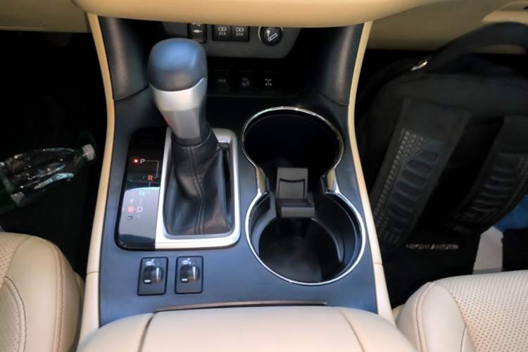 Used Toyota Highlander 2018 2.0T Four-Wheel Drive Luxury Version 7 Seats China VI Standard Gear Lever
