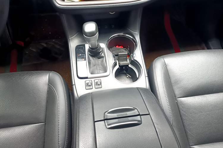 Used Toyota Highlander 2018 2.0T Four-Wheel Drive Luxury Version 7 Seats China VI Standard Gear Lever