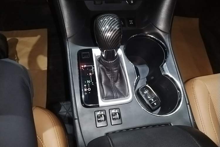 Used Toyota Highlander 2018 2.0T Four-Wheel Drive Knight Edition 7 Seats China VI Standard Gear Lever