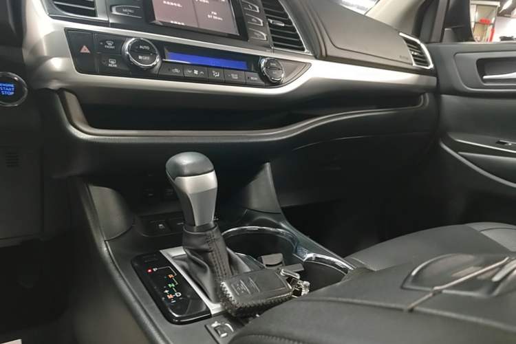 Used Toyota Highlander 2018 2.0T Four-Wheel Drive Luxury Edition 7 Seats China V Emission Standard Gear Lever