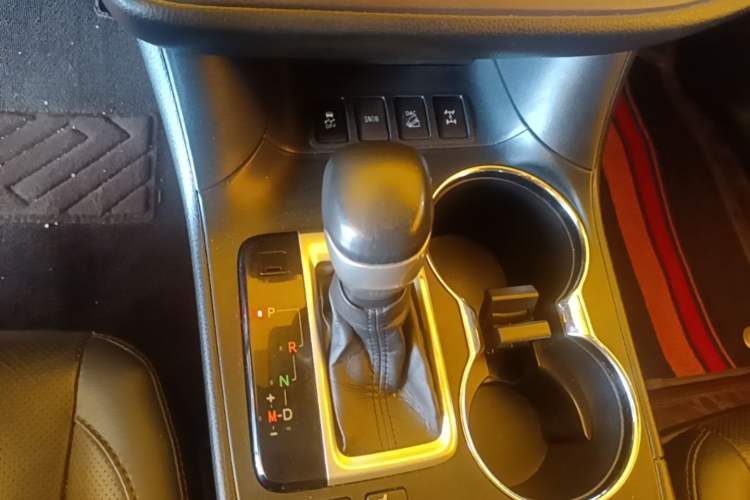 Used Toyota Highlander 2018 2.0T Four-Wheel Drive Luxury Version 7 Seats China VI Standard Gear Lever