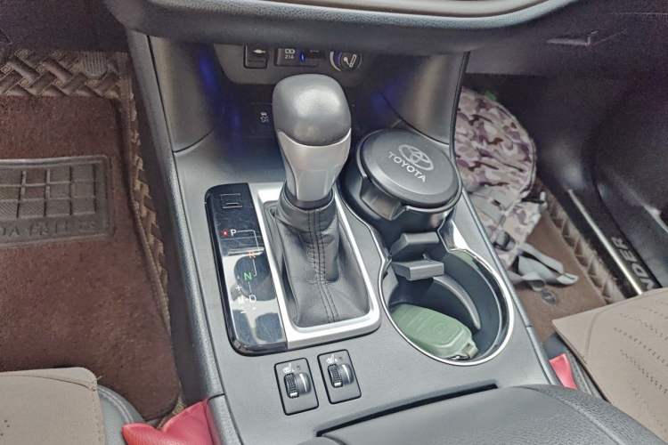 Used Toyota Highlander 2018 2.0T Two-Wheel Drive Prestige Edition 7 Seats China VI Standard Gear Lever