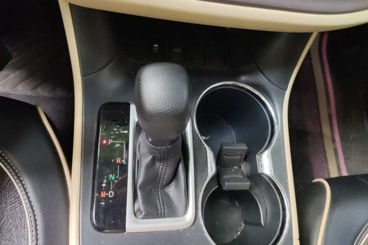 Used Toyota Highlander 2018 2.0T Two-Wheel Drive Elite Version 5 Seats China VI Standard Gear Lever
