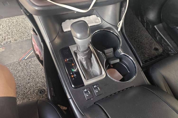Used Toyota Highlander 2018 2.0T Four-Wheel Drive Prestige Version 7 Seats China V Emission Standard Gear Lever