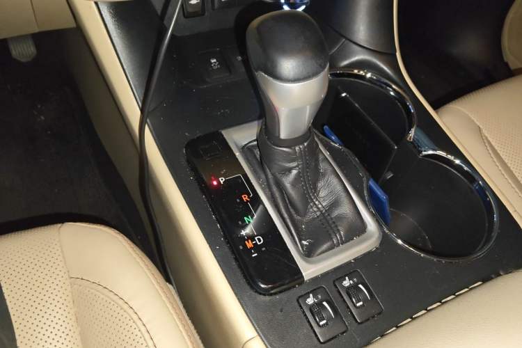 Used Toyota Highlander 2018 2.0T Four-Wheel Drive Luxury Edition 7 Seats China V Emission Standard Gear Lever
