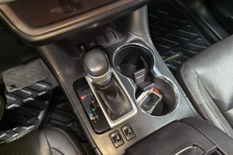 Used Toyota Highlander 2018 2.0T Two-Wheel-Drive Luxury Edition 7 Seats Emission Standard China V Gear Lever