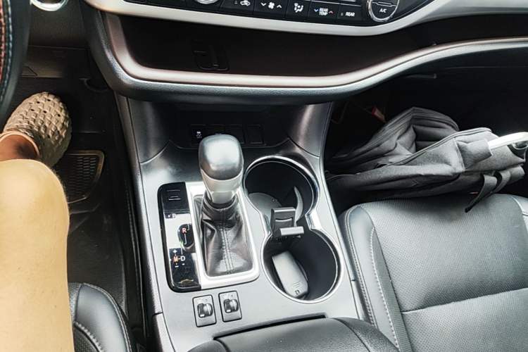 Used Toyota Highlander 2018 2.0T Two-Wheel Drive Luxury Edition 7 Seats China VI Standard Gear Lever