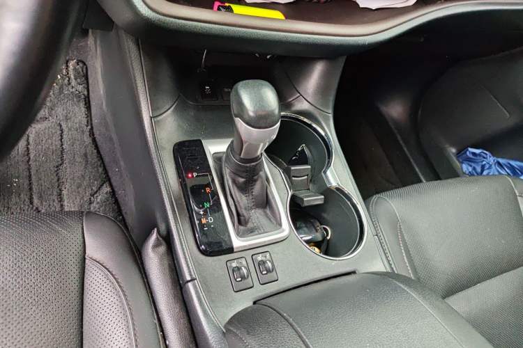 Used Toyota Highlander 2018 2.0T Two-Wheel-Drive Luxury Edition 7 Seats Emission Standard China V Gear Lever