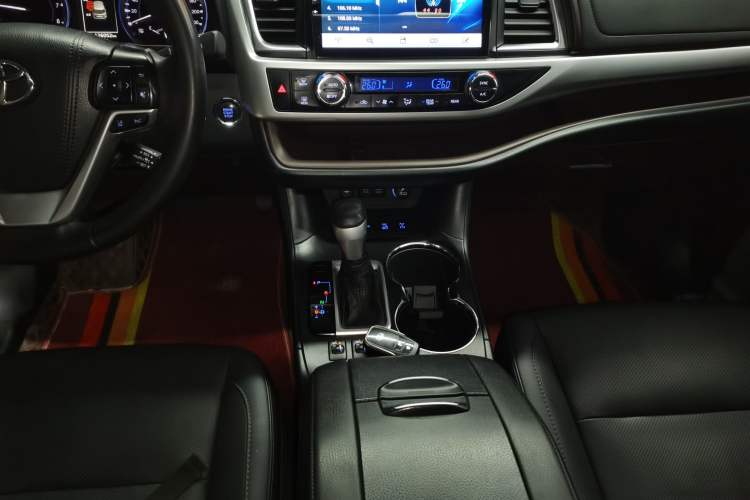 Used Toyota Highlander 2018 2.0T Four-Wheel Drive Luxury Version 7 Seats China VI Standard Gear Lever