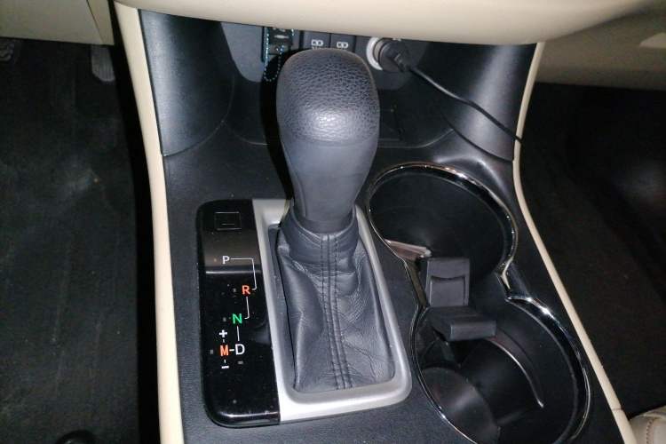 Used Toyota Highlander 2018 2.0T Two-Wheel Drive Elite Version 5 Seats China VI Standard Gear Lever
