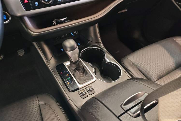 Used Toyota Highlander 2018 2.0T Four-Wheel Drive Luxury Edition 7 Seats China V Emission Standard Gear Lever