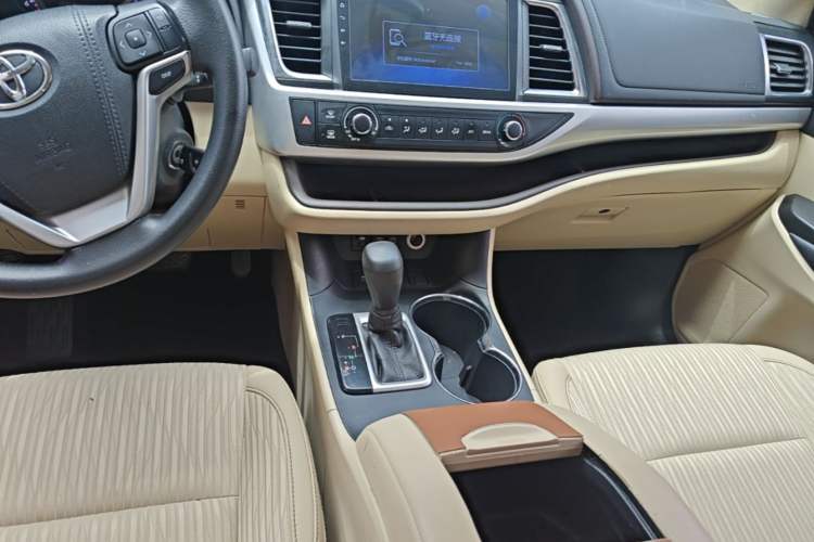 Used Toyota Highlander 2018 2.0T Two-Wheel Drive Elite Edition 5 Seats Emission Standard China V Gear Lever